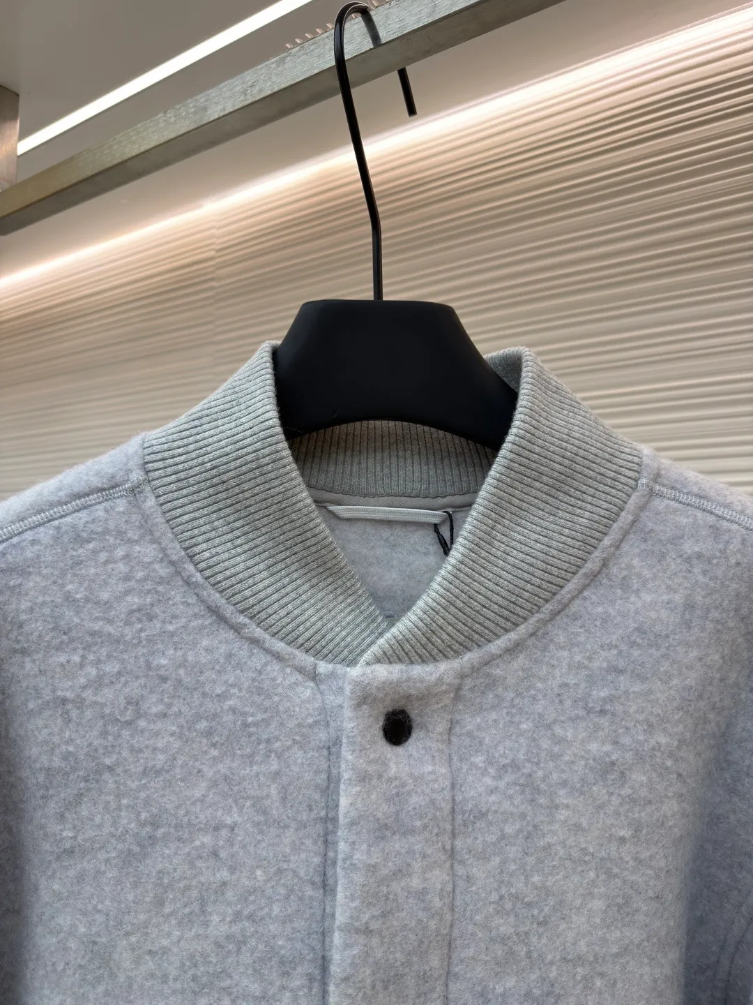 P770 Canada Goose Fleece Badge Button Jacket ●Original version: 5399 purchase and development ●Item number: 1682130-C55 ●Fabric: wool blended fabric ●Technology: rib knitting ●Color: light gray ●Version: fitted version ●Weight: about 930 grams ●Size: S-M-L-XL ●Description: Wool blend fabric: The main fabric of this jacket is light gray wool blend fabric to improve the fabric's wear resistance, wrinkle resistance and warmth. Wool provides good warmth and a natural feel, while blended fibers enhance the fabric's practicality and durability. Rib knit at collar, cuffs and hem for added stretch and fit. The cutting process needs to ensure that the texture and color of the fabric are evenly distributed, especially with this light gray tone, to avoid chromatic aberrations. The stretchability of wool-blend fabrics needs to be taken into consideration when cutting pieces to ensure dimensional stability of the finished garment. Use a sewing needle and thread suitable for wool-blend fabrics to avoid damage to the fabric during sewing. The sewing stitches are even and firm to prevent thread stripping. The temperature needs to be controlled during ironing to avoid high temperature damage to the fabric while keeping the fabric smooth and crisp. The overall wiring is straight and delicate, the fabric is comfortable and soft, and the color is consistent without color difference. It can be matched with the same style to create a fashionable look and control various occasions. Customized accessories, complete with three standards, same style for men and women!